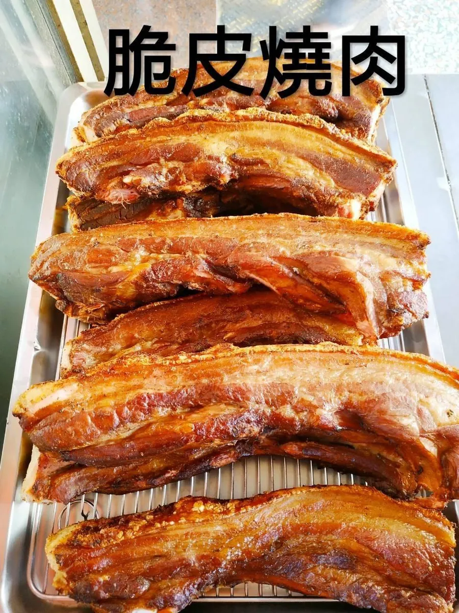 整條炭火脆皮燒肉排在鐵盤上